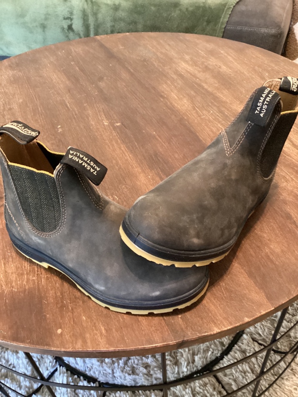 Blundstone classics series Chelsea boot #1944 size: Kids: 4 1/2 W: 6.5